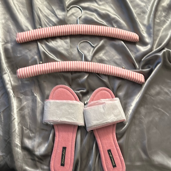 Victoria secret pink and white padded hangers and bling slippers - Picture 1 of 3